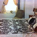 Snooty Fox Szálloda 3*